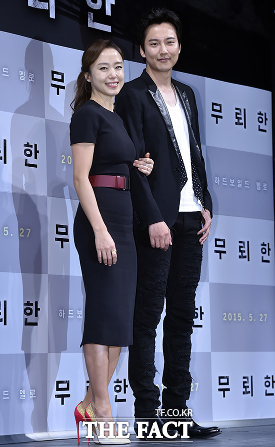 무뢰한의 하드보일드 커플 전도연-김남길. 배우 전도연(왼쪽)과 김남길이 23일 오전 서울 강남구 신사동 CGV 압구정에서 열린 영화 무뢰한 제작 보고회에 참석해 포즈를 취하고 있다./최진석 기자