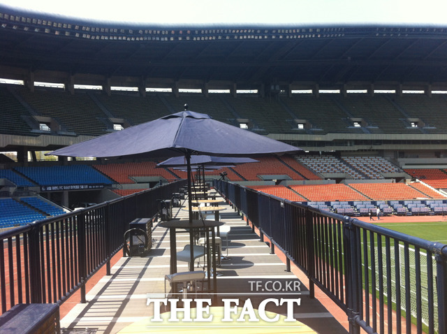 확 트인 시야 서서 경기를 응원하며 관람할 수 있는 서울 라운지는 확 트인 시야를 자랑한다.