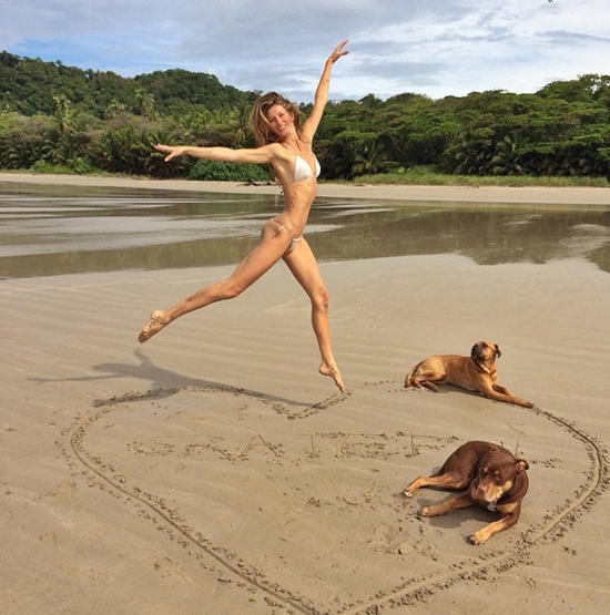 가장 비싼 몸값을 자랑하는 모델의 보디라인. 지젤 번천은 30대 중반이라곤 믿기힘든 몸매를 과시하고 있다./지젤 번천 인스타그램