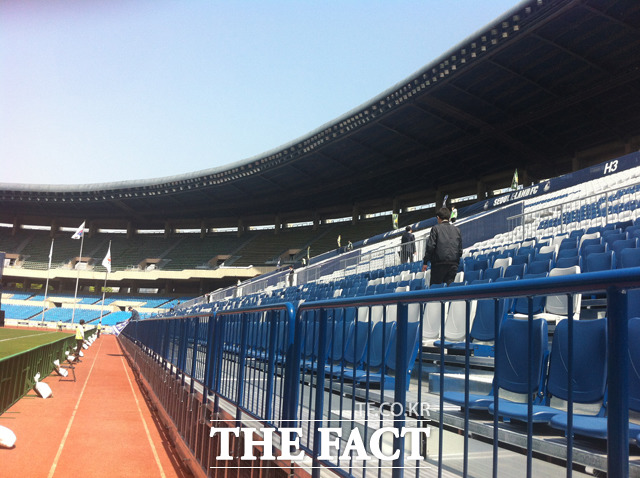 좀 더 가까워진 그라운드 잠실종합운동장 올림픽주경기장 내 동쪽 스탠드는 그라운드와 불과 8m밖에 떨어져 있지 않다.