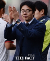 [TF포토] 황선홍 감독 '다음에는 꼭 이길게요'