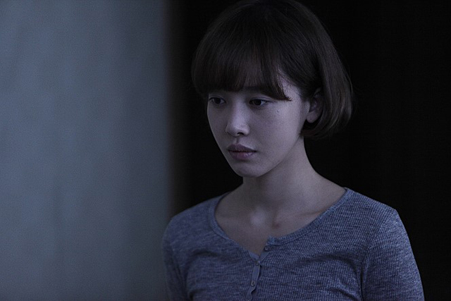 배그린, 눈빛만으로 조성한 공포감 배그린이 26일 인기 검색어에 등장해 관심을 받고 있다. 배그린이 처음 도전한 영화 검은손의 내용에도 눈길이 쏠리고 있다. / 영화 검은손 스틸