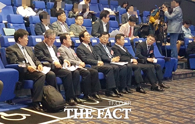 기자간담회에 참석한 노병용 롯데물산 대표(첫 번째 줄 중앙)와 박현철 롯데물산 전무(왼쪽에서 두 번째)