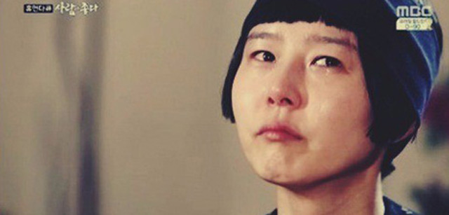 김나영. 김나영이 가족사에 대해 언급했다. 김나영은 어머니가 걸레질 중 심장이 멈췄다고 말했다. / MBC 휴먼다큐 사람이 좋다 캡처