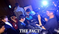 [TF포토] 유상무- 장동민, 취재진에 둘러싸여 퇴장