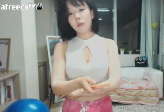 아프리카 티비 성희롱 난무? 아프리카 티비 BJ 쇼리가 시청자와의 전화통화에서 성희롱에 가까운 말을 듣고 분노했다. /아프리카 티비 영상 캡처