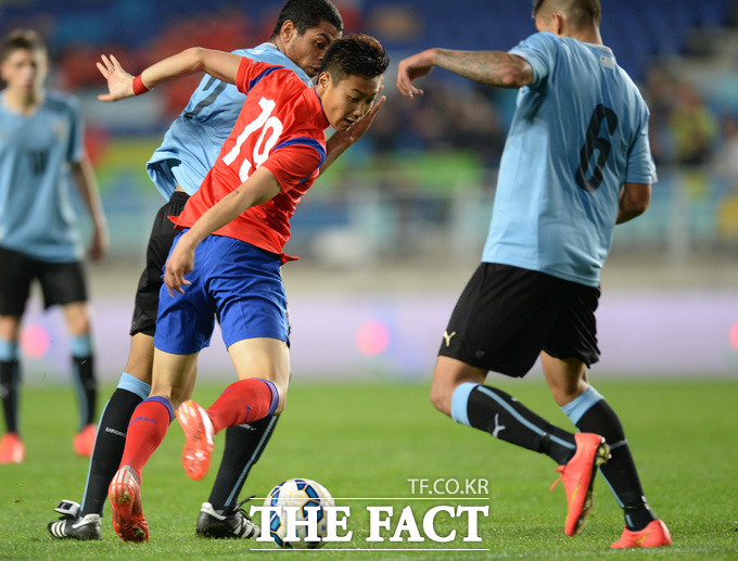 백승호 투입! 백승호가 몸을 흔들어 공을 지키고 있다.