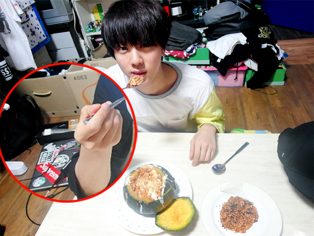 방탄소년단 킹사이즈 방탄소년단의 멤버 진이 지난 해 방탄소년단 공식 블로그에 올린 사진이 주목받고 있다. / 방탄소년단공식 블로그