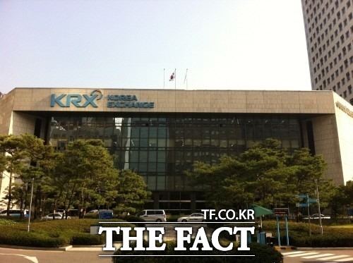 한국거래소 주가 가격제한폭 확대 29일 한국거래소는 가격제한폭 확대 등 코스피·코스닥·파생상품 시장 업무규정 개정과 관련해 시행세칙을 개정할 예정이라고 밝혔다./더팩트DB