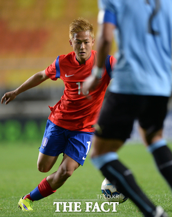 폭풍 드리블! 이승우가 드리블로 우루과이 수비수를 제치고 있다.