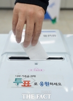 [TF포토] '성남 중원 유권자들의 선택'