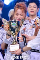 [TF포토] EXID 솔지, 1위 트로피 받고 '감격'