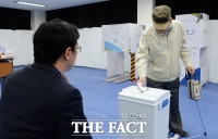 [TF포토] 투표 하는 관악을 유권자