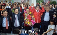 [TF포토] 환호하는 신상진 선거 캠프