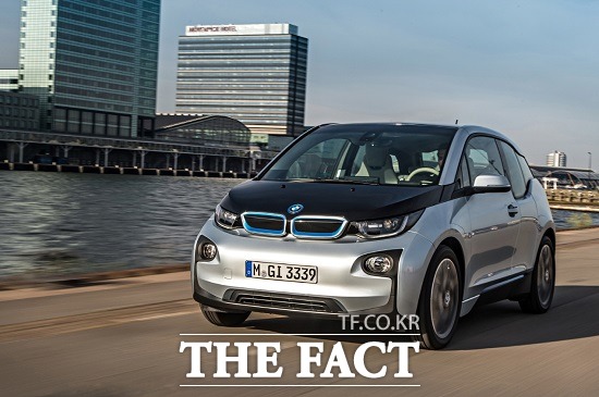 BMW코리아, 순수전기차 i3 시승행사 진행 BMW코리아는 다음 달 8일부터 17일까지 매 주말마다 자사 프리미엄 순수전기차 i3의 시승행사를 시행한다고 30일 밝혔다.