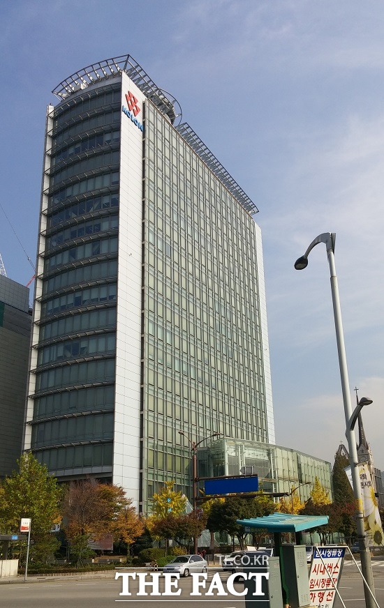 코오롱-듀폰, 아라미드 분쟁 합의 코오롱인더스트리가 지난 6년 동안 미국 듀폰과 벌여온 첨단 소재 아라미드 분쟁을 모두 끝내기로 합의했다./ 더팩트DB