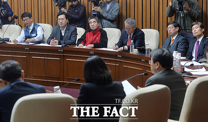 공무원연금 어떻게 되나? 공무원연금 실무기구가 퇴직 후 연금액과 직결되는 지급률과 공무원이 직접 내는 기여율 등 핵심수치에서 근접했지만, 끝내 개혁안 도출에 실패했다. / 문병희 기자