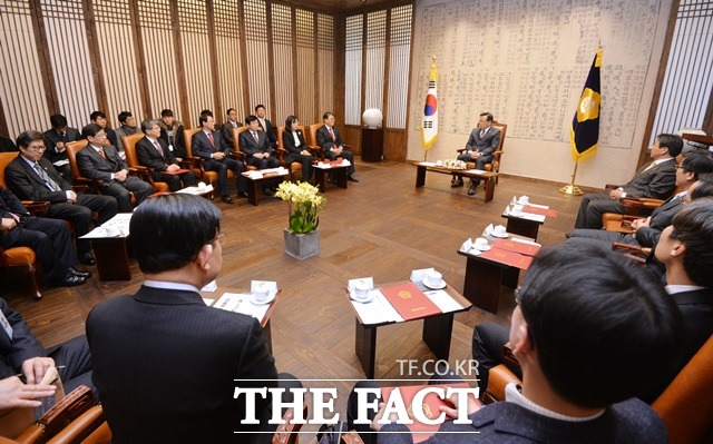 공무원연금 개혁 여야는 연금보험료를 얼마나 내는지 정하는 기준인 기여율을, 현행 7%에서 9%까지 5년에 걸쳐 올리기로 했다./문병희 기자