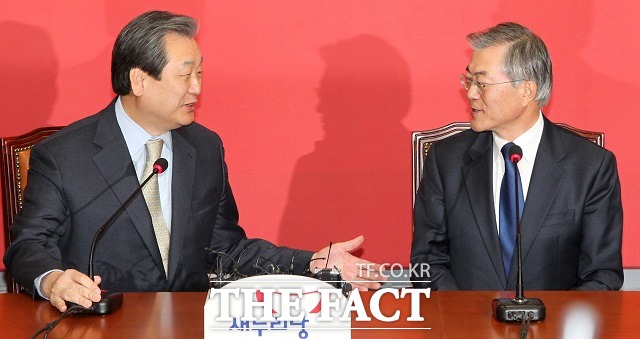 공무원연금개혁안 잘 처리합시다! 새누리당과 새정치민주연합은 이날 오후 5시 김무성·문재인 대표, 유승민·우윤근 원내대표가 참석한 가운데 2+2 회담을 열고, 합의안을 최종 추인할 예정이다. /더팩트 DB