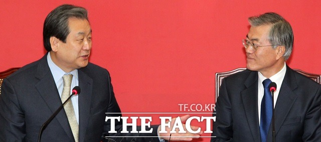 여야 대표 공무원연금 개혁안 합의 김무성(왼쪽) 새누리당 대표와 문재인 새정치민주연합 대표는 2일 오후 국회 귀빈식당에서 공무원연금 개혁안 합의문에 서명했다./임영무 기자