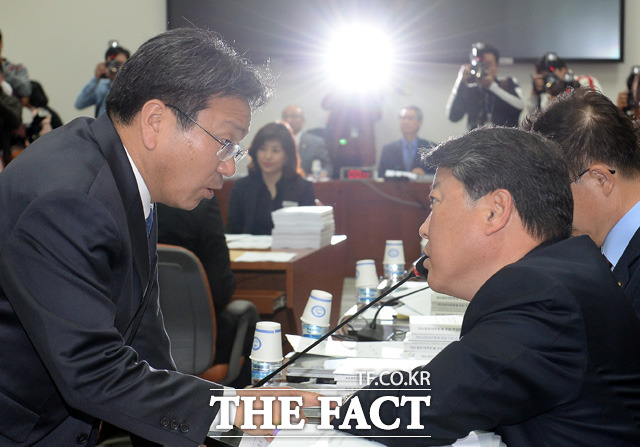 공무원연금 개혁 9급 4%·5급 17% 감소 예정 공무원연금개혁특별위원회 야당 간사인 강기정(왼쪽)의원과, 여당 간사 조원진 의원이 지난 달 6일 오후 서울 여의도 국회에서 열린 공무원연금개혁특별위원회 전체회의에서 만나 대화를 나누고 있다./문병희 기자