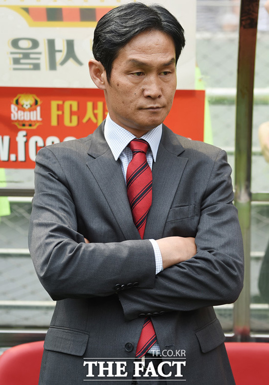 이겨야 할 텐데 최용수 FC서울 감독이 2일 열린 성남FC전 직전 그라운드를 바라보고 있다. / 서울월드컵경기장 = 최용민 기자
