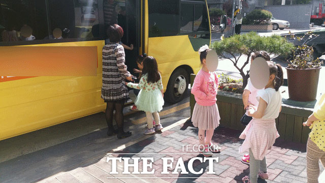 차례차례 타세요 서울 가산동 M 어린이집 원생들이 야외 수업을 위해 버스에 올라타고 있다. /가산동=이성락 기자