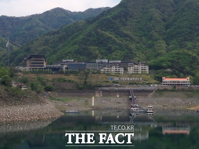 IBK기업은행 충주연수원, 지역 주민은 출입 엄금 IBK기업은행 충주연수원이 충주시의 특혜를 받고도 지역 주민들에게는 문을 열지 않아 비난을 받고 있다./ 충주=성강현 기자