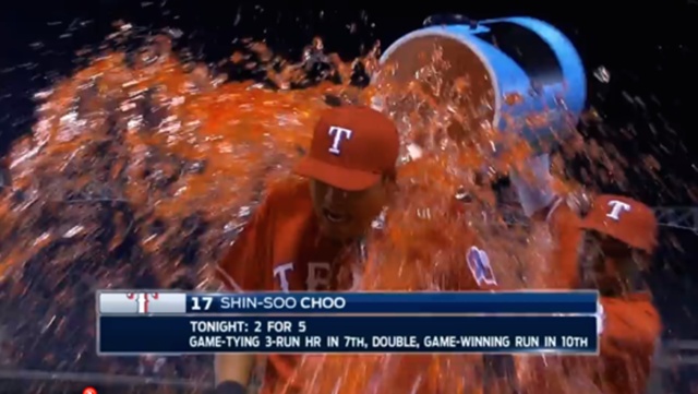 추신수, 승리의 게토레이 샤워. 추신수가 3일 경기에서 홈런과 득점으로 팀을 승리로 이끌었다. / MLB 영상 캡처