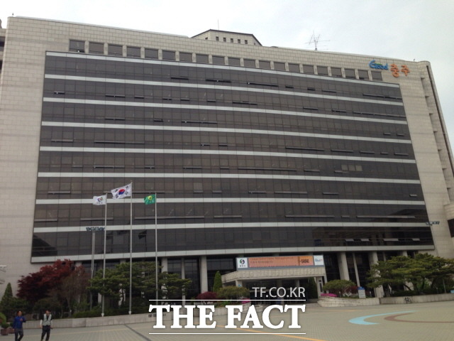 기업은행 연수원은 충주시의 적극적 노력으로 충주호가 내려다보이는 천혜의 풍광 속에 준공됐지만  은행 측과 거래 기업만의 무료 연수장소로 활용되고 있다.