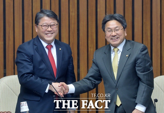 제대로 합의를 해야지! 여야가 2일 최종 합의한 공무원연금개혁안이 누리꾼들의 뭇매를 맞고 있다. 손을 맞잡은 새누리당 조원진(왼쪽)과 새정치민주연합 강기정 공동위원장. /문병희 기자
