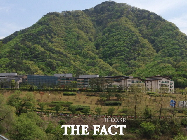 지난달 26일 <더팩트>가 찾은 기업은행 연수원은 천혜의 자연경관과 최고급 시설로 웅장하면서도 수려한 자태를 뽐내고 있었다./충주=황진희 기자