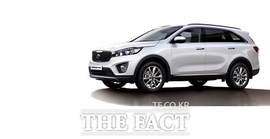 기아차 4월 내수 4만3050대 판매 전년 대비 10.4% 증가 4일 기아차는 지난달 국내 시장에서 4만3050대를 판매, 지난해 동기 대비 10.4%의 상승률을 기록한 반면 국외 판매는 국내판매의 성장세에 따른 영양으로 수출물량 공급이 줄어들면서 22만9260대를 기록, 같은 기간 3.4%의 감소율을 기록했다고 밝혔다. / 기아자동차 제공