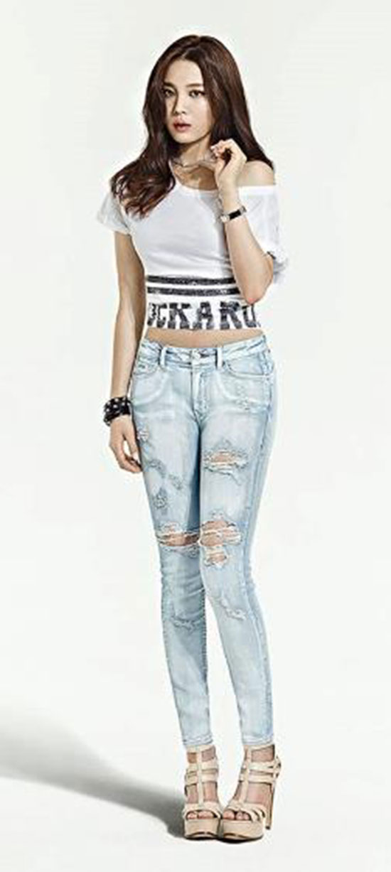 윤소희 청바지 화보. 배우 윤소희의 화보 사진 한 장이 다시금 눈길을 끌고 있다. / 윤소희 페이스북