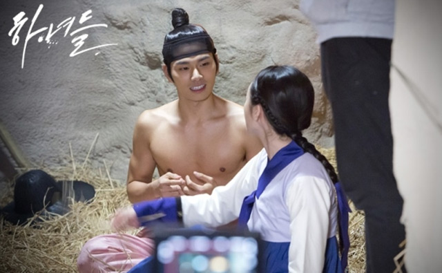 이이경. 이이경이 과거 음주운전에 걸렸다. 이이경은 친구들과 술을 마시고 주차를 하려다 걸린 것으로 알려졌다. / JTBC 하녀들 캡처