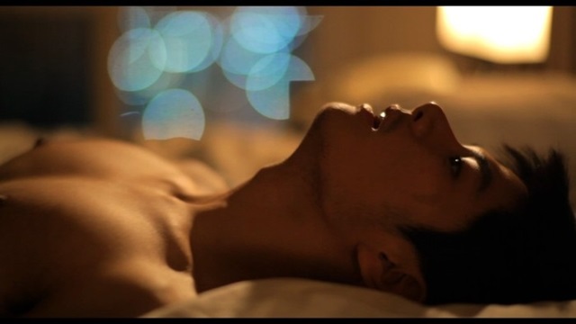 이이경 백야에서 베드신. 이이경이 영화 백야에서 동성애 연기를 위해 베드신을 찍었다. / 영화 백야 캡처