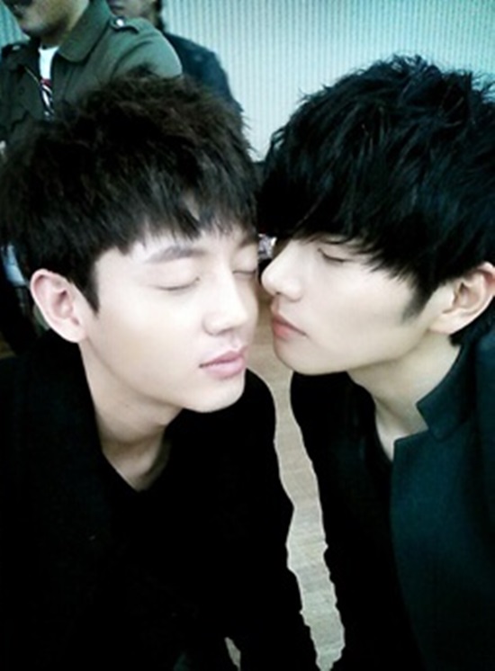 이이경, 이지훈과 뽀뽀? 이이경이 트위터에 이지훈과 뽀뽀하려는 사진을 올렸다. / 이이경 트위터