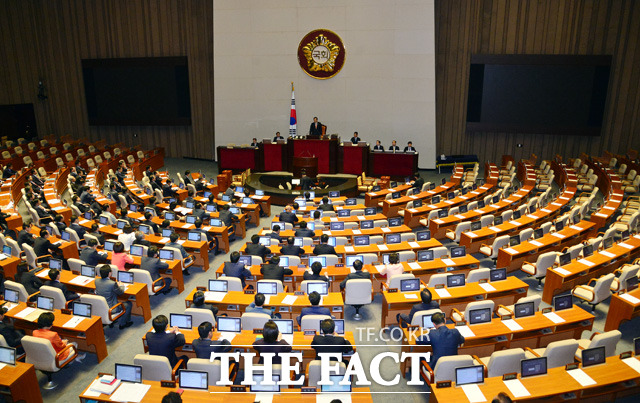 공무원연금 개혁안 처리 실패 여야는 4월 임시국회 마지막 날인 6일 공무원연금 개혁안 중 공적연금 강화 부분 명시와 관련해 협상을 했으나 합의에 실패했고, 결국 공무원연금 개혁안은 국회 문턱을 넘지 못했다./국회=문병희 기자