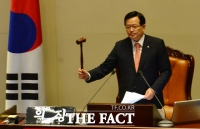 [TF포토] 박상옥 대법관 후보자 임명동의안 가결 선언하는 정의화 의장