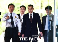 [TF포토] 장세주 동국제강 회장, '법정 들어서는 무거운 발걸음'