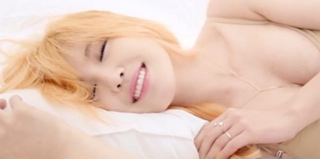 전효성 누드톤 민소매. 전효성이 신곡 반해 티저 영상에 누드톤 민소매로 착시를 불러일으킨다. / 전효성 반해 티저 영상 캡처