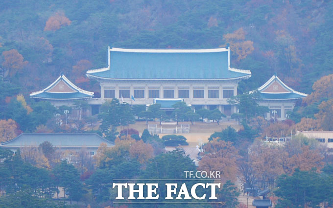 청와대 공무원연금 개혁안 관련 유감 김성우 홍보수석은 7일 오전 브리핑을 열고 “여야가 합의했던 공무원연금 개혁안은 개혁의 폭과 속도에 있어 최초에 개혁하고자 했던 근본 취지에 많이 미흡했으나, 여야가 합의해서 추진하는 개혁의 출발이라는 점에서 의미를 두고자 했다”고 평가했다. /더팩트DB