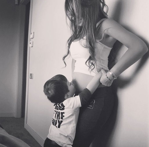 메시 가족의 사랑! 메시 아들이 엄마인 안토넬라 로쿠조의 배에 키스했다./ 메시 인스타그램