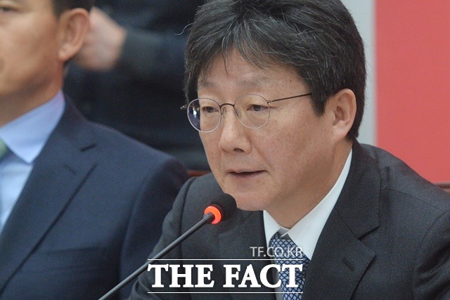 유승민, 대국민 사과문 유승민 새누리당 원내대표는 6일 공무원연금 개혁안과 관련해 대국민 사과문을 발표했다. 이날 공무원연금 개혁안에 대해 여야는 이견을 좁히지 못했고 국회 본회의는 끝내 무산됐다./문병희 기자