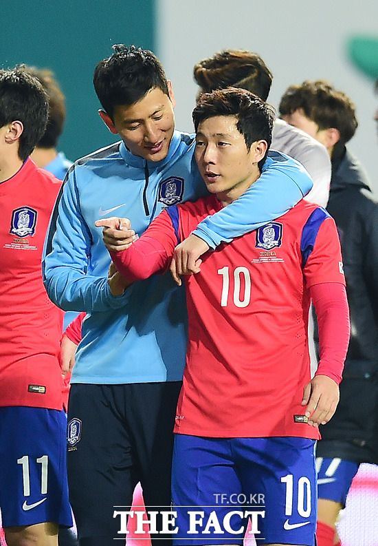 충격. 7일 열린 알 나스르와 경기에서 1골 1도움으로 맹활약한 남태희(오른쪽)는 경기가 끝나고 상대 선수에게 폭행을 당했다. / 배정한 기자
