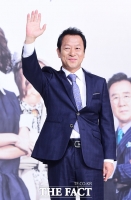 [TF포토] 최일화, '국회의원 포즈로 재밌게!'