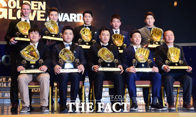 지난해 12월 2014 한국야쿠르트 세븐 프로야구 골든글러브 시상식 수상자들이 포토타임을 가졌다. / 배정한 기자