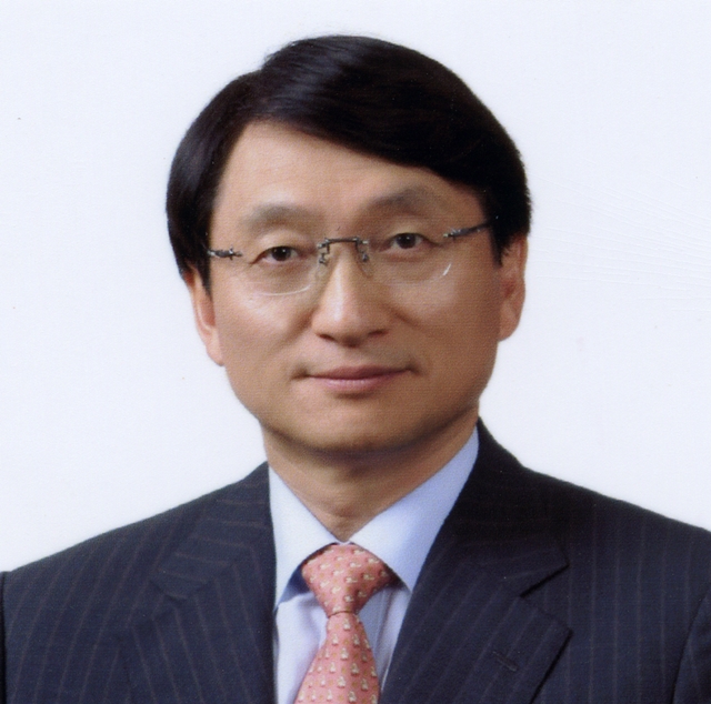 허일섭 녹십자 회장(사진)에게 가장 껄끄러운 사람으로 조카 허성수 전 부사장을 지목했다. /녹십자 제공