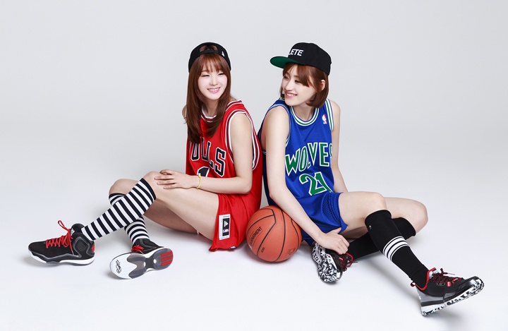 강이슬, 하의 실종! 강이슬(오른쪽)이 신지현과 함께 스포츠 웨어 화보 촬영을 했다. / 아디다스 화보