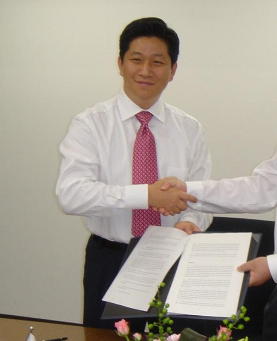 허성수 전 부사장(사진)이 지난 3월 열린 녹십자홀딩스 및 계열사 주주총회에 참석, 관게자들과 인사를 나눈 것으로 알려졌다. /녹십자 제공